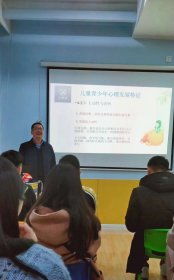 英語(yǔ)系教師黃燕萍 跨界融合心理學(xué)，以專業(yè)服務(wù)回饋社會(huì)